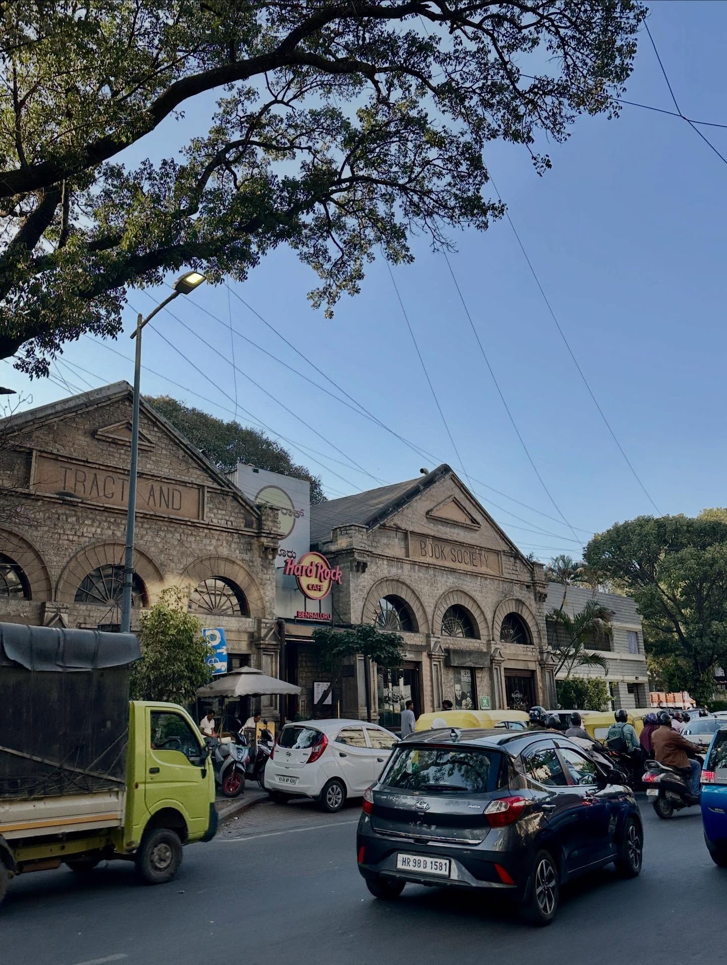 サクレ・クール寺院、通り、テキストの画像のようです