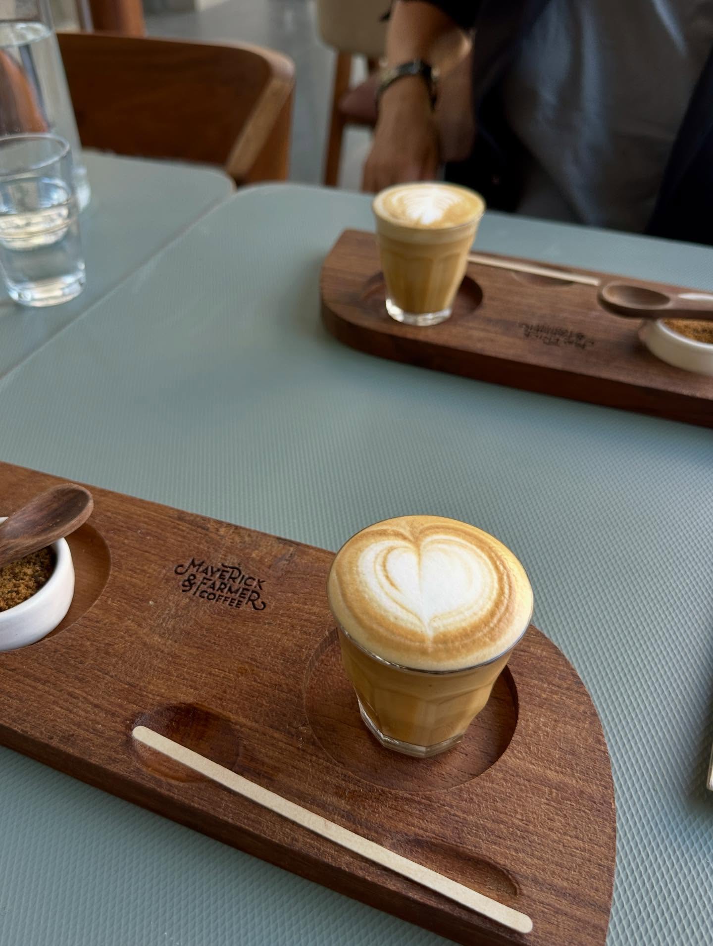 コーヒー、コーヒーカップ、ヤグルマソウの画像のようです