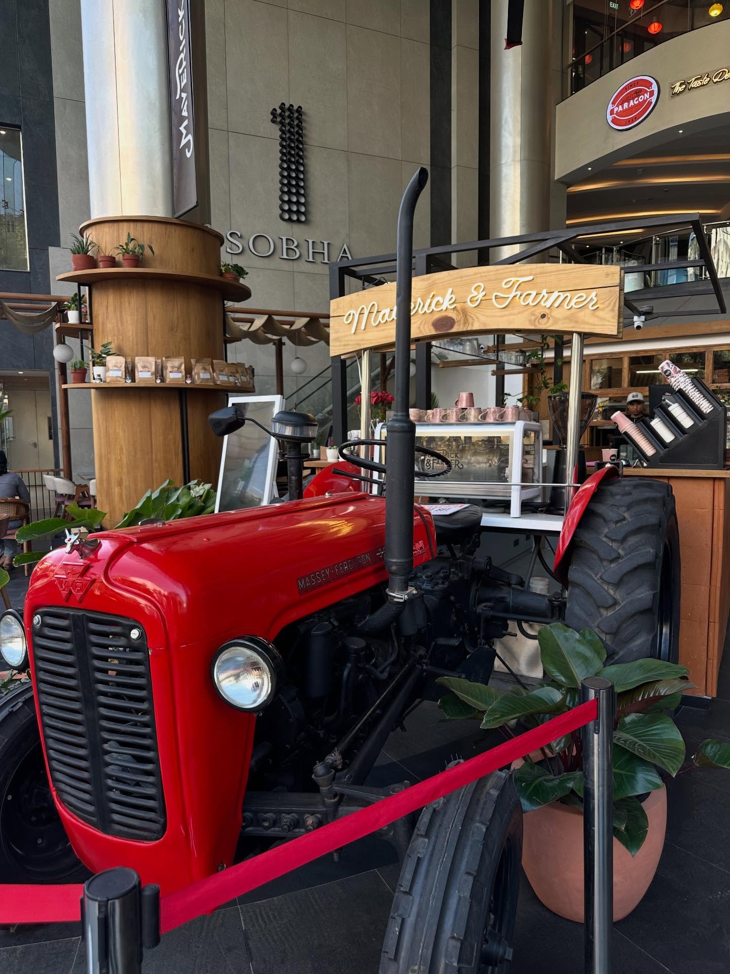 トラクター、テキストの画像のようです